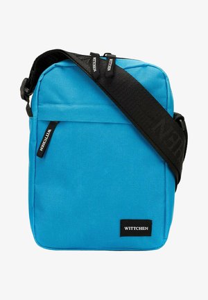 Blauwe schoudertas van duurzaam materiaal, met een voorvak met rits, een verstelbare zwarte band en een merklabel aan de zijkant.