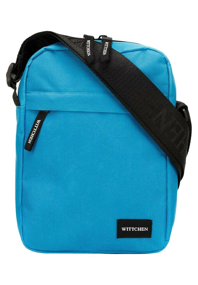 Borsa a tracolla blu realizzata in tessuto resistente, con tasca frontale con zip, tracolla nera regolabile e etichetta del marchio sul lato.