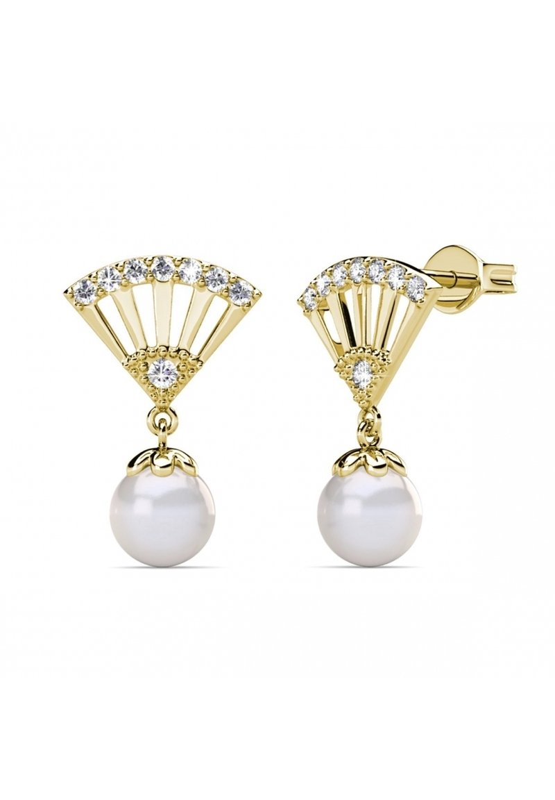 Boucles d'oreilles dorées au design en éventail orné de strass transparents. Chaque boucle d'oreille présente une goutte de perle blanche sous la forme de l'éventail.