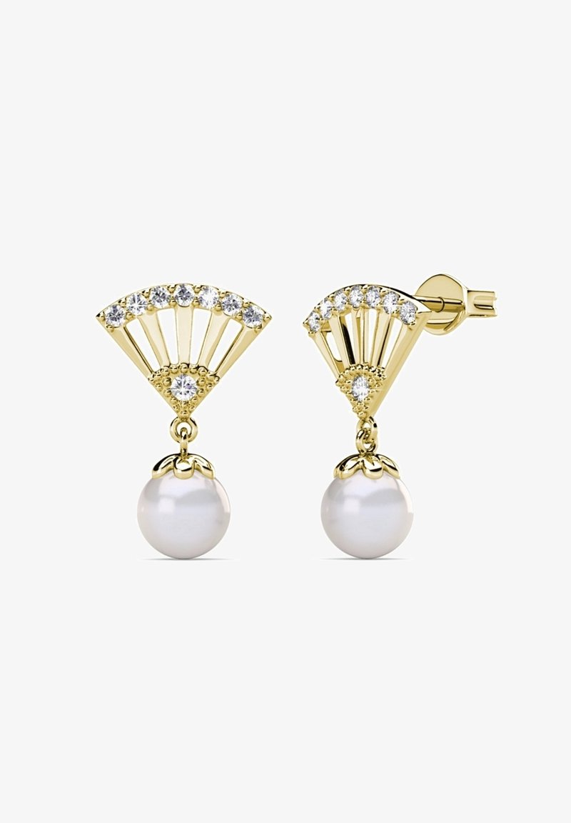 Boucles d'oreilles dorées au design en éventail orné de strass transparents. Chaque boucle d'oreille présente une goutte de perle blanche sous la forme de l'éventail.