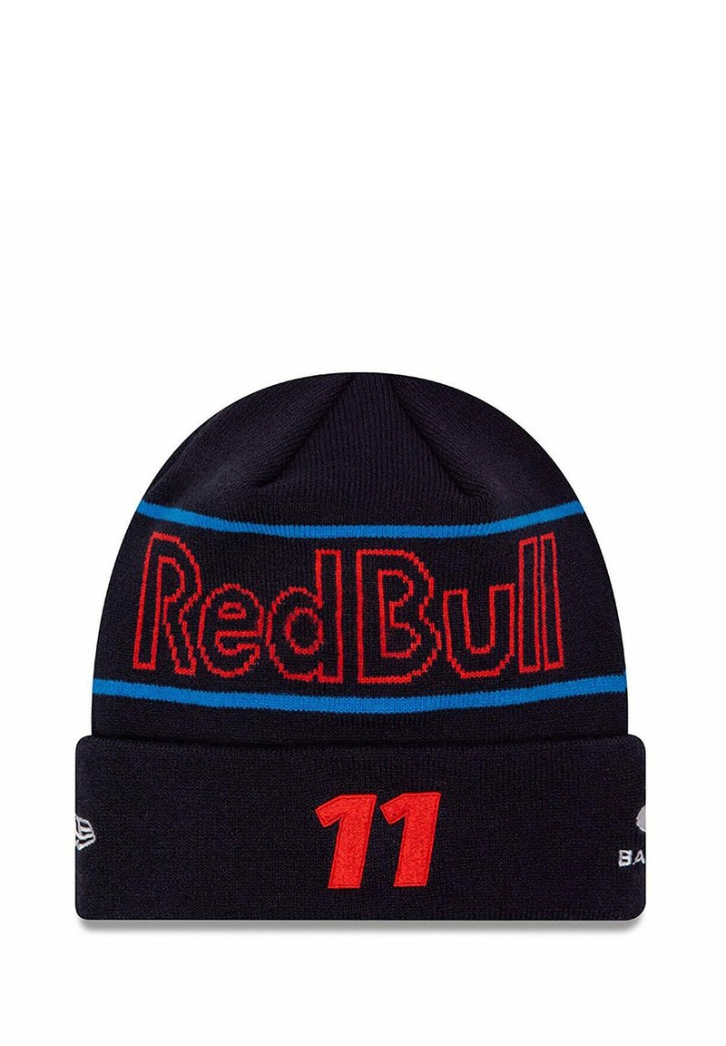 Czarna dzianinowa czapka beanie z napisem "Red Bull" w czerwonym kolorze i niebieskim paskiem, z numerem "11" w czerwonym na mankiecie.