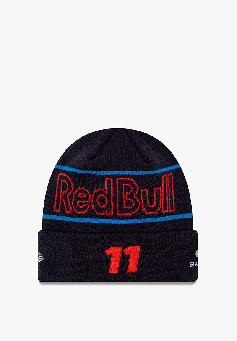 Czarna dzianinowa czapka beanie z napisem "Red Bull" w czerwonym kolorze i niebieskim paskiem, z numerem "11" w czerwonym na mankiecie.