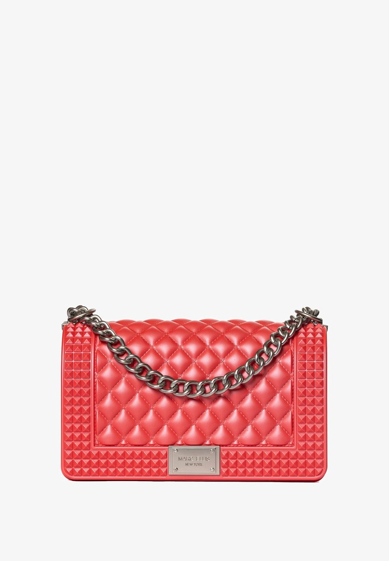 Sac à main rouge matelassé avec une bandoulière en chaîne, présentant une surface texturée, des clous en forme de pyramide sur le côté et une plaque logo en argent.