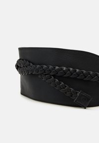 Zwarte leren riem met een gevlochten accent. Kenmerkt zich door een gestructureerde afwerking, een plat ontwerp en een decoratieve labeldetail.