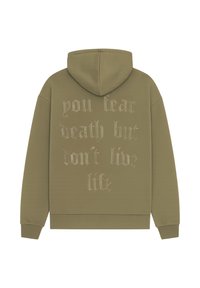 Felpa con cappuccio verde oliva, stile pullover, con cappuccio. Testo mostrato in colore chiaro recita "hai paura della morte ma non vivi la vita." Texture liscia.