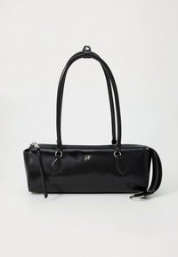 Μαύρη ορθογώνια δερμάτινη τσάντα χειρός με δύο χερούλια, κλείσιμο με φερμουάρ, ιμάντα καρπού και μικρό ασημένιο λογότυπο μπροστά.