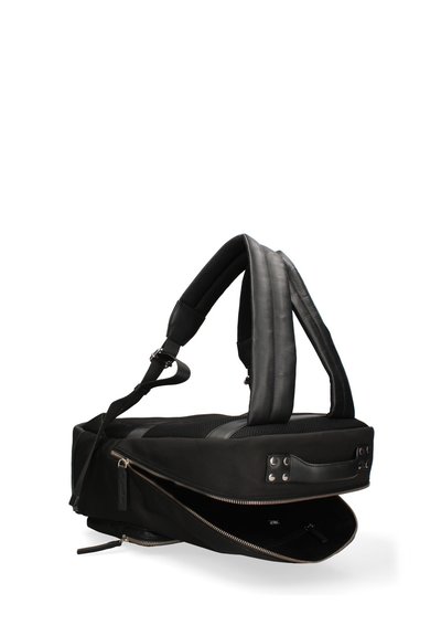 Zaino nero con spallacci imbottiti e sagomati, compartimenti con zip, tessuto testurizzato e dettagli in metallo.