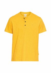 Kortærmet gul T-shirt lavet af struktureret stof, har rund hals med tre knapper og et lille logo på brystet.