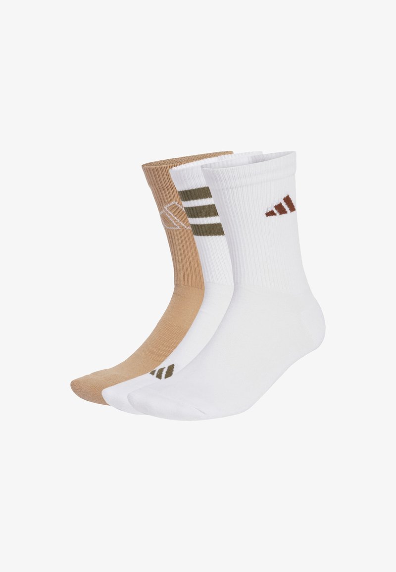 Tre par strumpor: en beige med en logotyp, en vit med gröna ränder, och en vit med en röd logotyp; blandning av bomull, medellång längd.