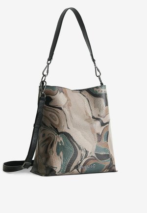 Sac à bandoulière avec des sangles noires et un motif abstrait en marbre beige, vert et marron, arborant le logo Desigual sur le devant.