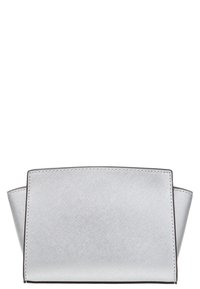 Bolso de mano plata con un acabado texturizado, forma rectangular y costuras negras en contraste. Diseño minimalista sin herrajes visibles.