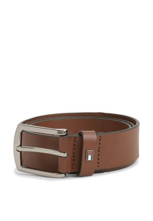 Ceinture en cuir marron roulée avec une boucle rectangulaire argentée et une petite boucle cousue présentant un logo rectangulaire rouge, blanc et bleu.