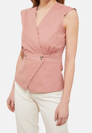 Mouwloze, stofroze omslagtop met twee knopen in de taille, gedragen met offwhite hoge taille broek.