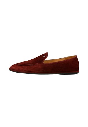 Mocassins en cuir suédé bordeaux avec un design sans lacets, présentant des accents cousus le long de la tige et une semelle en caoutchouc noire.