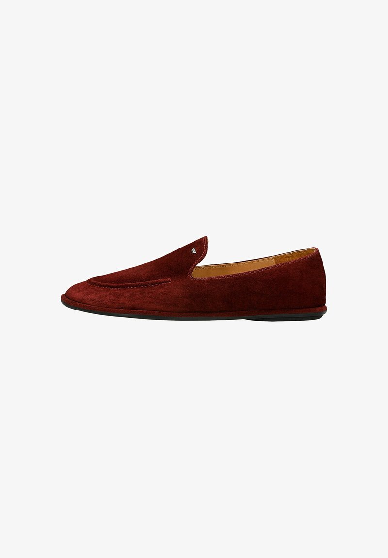 Mocassini in suede bordeaux con design slip-on, con accenti cuciti lungo la parte superiore e una suola in gomma nera.