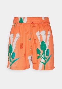 Orange shorts med blommönster och gröna accenter, elastisk midja och lättviktig tyg. Designen innehåller abstrakta former och linjer.