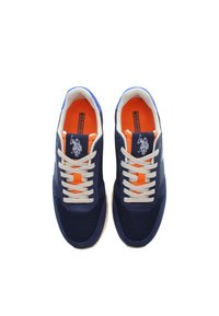Scarpe da ginnastica blu navy con accenti arancioni e lacci bianchi, con un logo su un lato. Posizionate dall'alto su uno sfondo bianco.