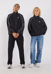 YOURTURN UNISEX - Viegla jaka - true black