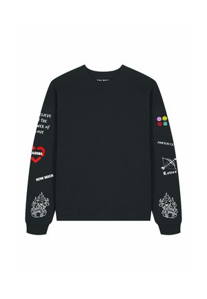 Juodas megztinis su apykakle, papuoštas ryškiais siuviniais ir tekstu ant rankovių, įskaitant širdeles ir liepsnas, su gysliniais rankogaliais.