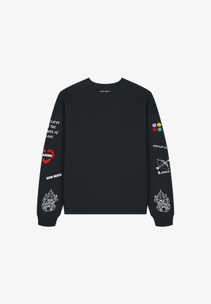 Schwarzes Sweatshirt mit Rundhalsausschnitt, das bunte gestickte Patches und Texte auf den Ärmeln zeigt, darunter Herzen und Flammen, sowie gerippte Bündchen.