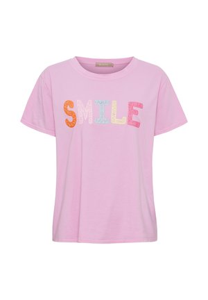 Lyse lilla t-shirt med korte ærmer og farverige broderede bogstaver, der staver "SMILE" hen over brystet.