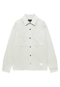 Jasnoszara koszula zapinana na guziki, wykonana z materiału, z kołnierzykiem, dwoma kieszeniami na piersiach i czarnymi guzikami. Posiada małą metkę z logo na dolnym brzegu.