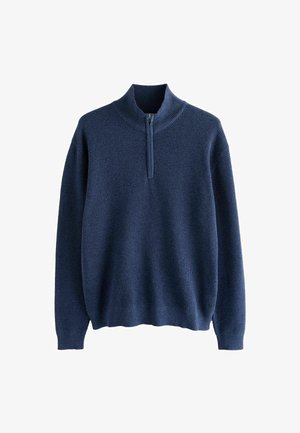 Kreklu ar augstu apkakli un pusmērieru, adīts jūras zils džemperis. Ar fakturētu rakstu un ribotām aproces un apakšmalu.