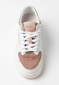 Hvid sneakers med pink ruskind på tåen og tungen, perforerede detaljer og hvide snørebånd. Logoet "D.A.T.E." præget på tungen. Tekstureret mellemsål.
