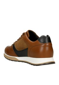 Sneaker in pelle marrone con accenti neri, pannelli in suede e suola bianca. Presenta una punta arrotondata e una suola testurizzata per una presa migliore.