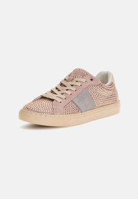 Sneakers in suede rosa con un design borchiato, lacci beige, un pannello accentato in tessuto grigio e una suola in gomma testurizzata.