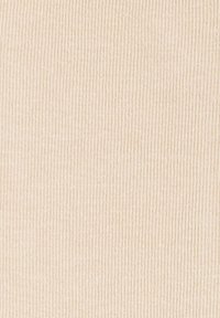 Textura de tela de ribete beige con finas líneas verticales, acabado suave, material ligero, adecuado para aplicaciones de vestimenta o tapicería.