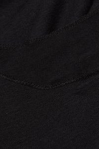 Zwarte stof met een gladde textuur, voorzien van een neknaaddetail en consistente stiknaden langs de randen. Geen zichtbare patronen of versieringen.