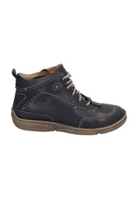 Bottes de cheville en cuir bleu marine pour homme avec des lacets beiges, des coutures contrastantes et une semelle en caoutchouc texturée. Dotées d'une fermeture éclair sur le côté pour un enfilage facile.