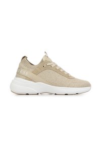 Μπεζ πλεκτό χαμηλό sneaker με λευκή χοντρή σόλα, δέσιμο μπροστά και λουράκι με λογότυπο στη φτέρνα και τράβηγμα στη γλώσσα.