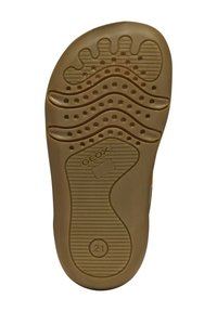 Suola di scarpa in gomma marrone con pattern a onde testurizzati, fori di drenaggio e un numero circolare "21" sul tallone. Presenta il marchio Geox.