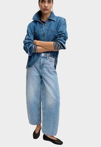 Marks & Spencer MID RISE BARREL - Jeans baggy - light indigo