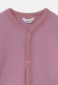 Różowy wełniany kardigan z teksturowanym, dzianinowym kołnierzem, pięcioma guzikami z przodu oraz miękkim, filcowatym wykończeniem.