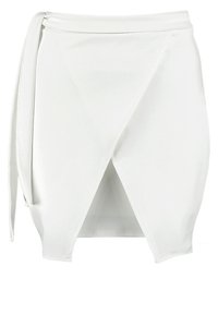 Jupe portefeuille blanche en tissu lisse, avec un ourlet asymétrique et un détail de nouage sur le côté pour un ajustement modulable.