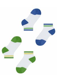 Vier Paar kurze Socken, weiß mit blauen, grünen und gelben Akzenten, mit einer einfarbigen Spitze und Ferse sowie gestreiften Bündchen.