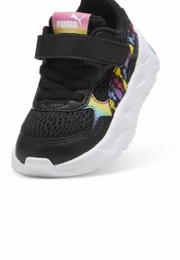 Fekete sportcipő, hálós felsőrésszel, gumitalppal és színes virágmintákkal; állítható pánttal és strukturált fűzővel rendelkezik.