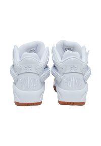 Hvite høy-toppsneakers med gummisåle, polstrede kanter og preget "Ewing"-merke på hælen. Har justerbare stropper.