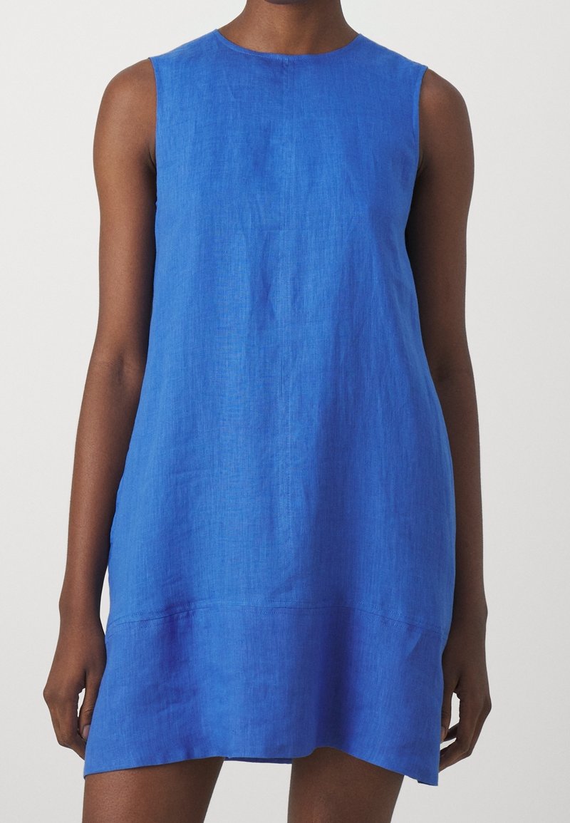 Robe trapèze en lin bleu avec un col rond et un design sans manches. Le tissu a une texture douce et présente un ourlet droit.