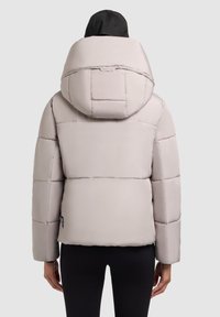 Heled hall puffer jope, millel on sobiv kapuuts, tikitud disain ja sile tekstuur. Rohkem on küljes logotag, mis asub allosas.