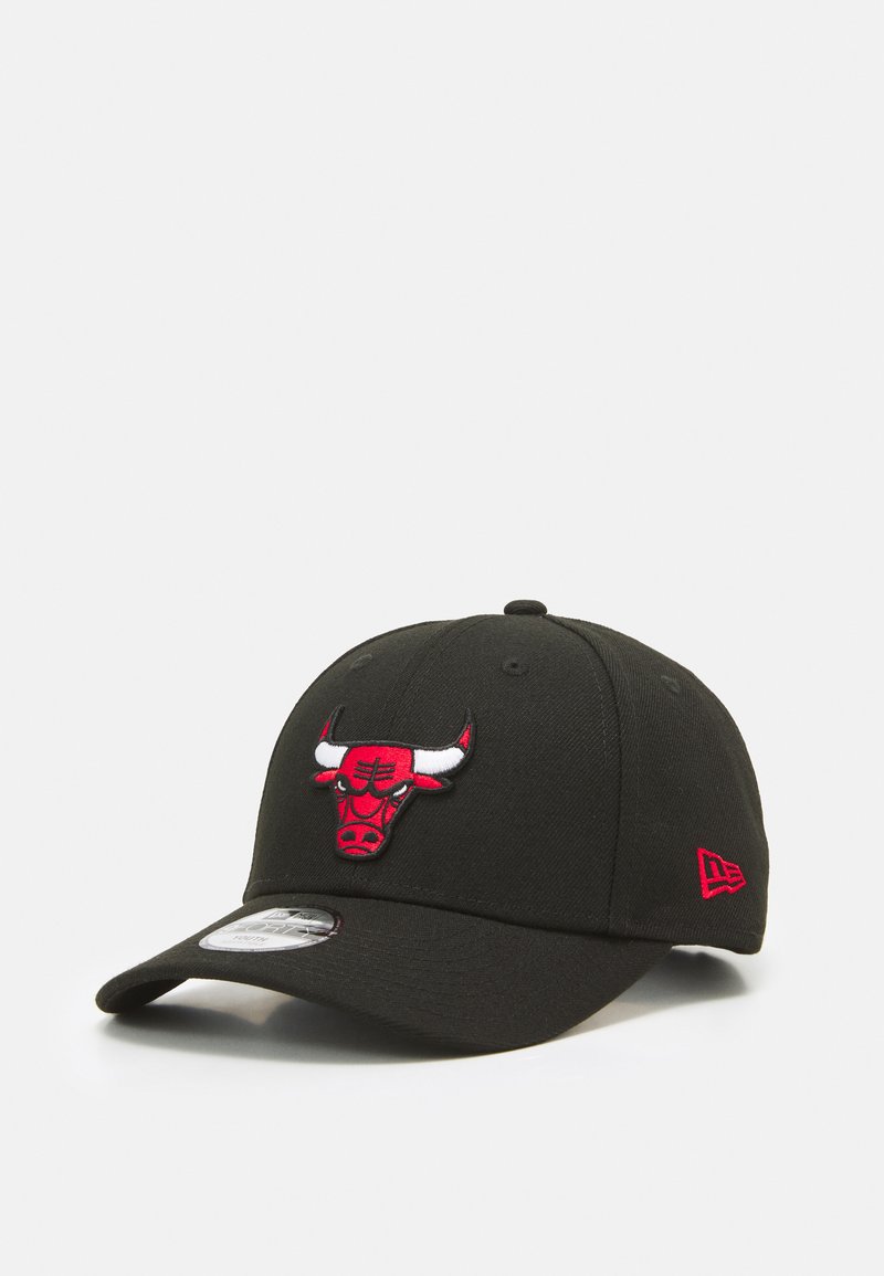 Schwarze Kappe mit einem roten, gestickten Chicago Bulls-Logo auf der Vorderseite. Verfügt über einen gebogenen Schirm und ein strukturiertes, passgenaues Design.