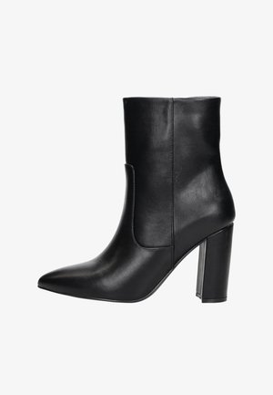 Zwarte leren enkelboot met een spitse neus, hoge blokhak en zij-uitsnijding. Glad textuur met een strakke, minimalistische uitstraling.