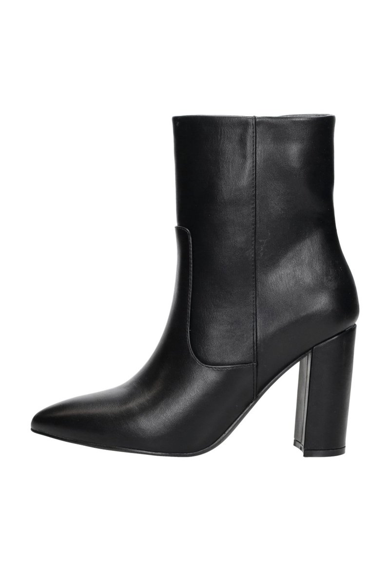 Zwarte leren enkelboot met een spitse neus, hoge blokhak en zij-uitsnijding. Glad textuur met een strakke, minimalistische uitstraling.