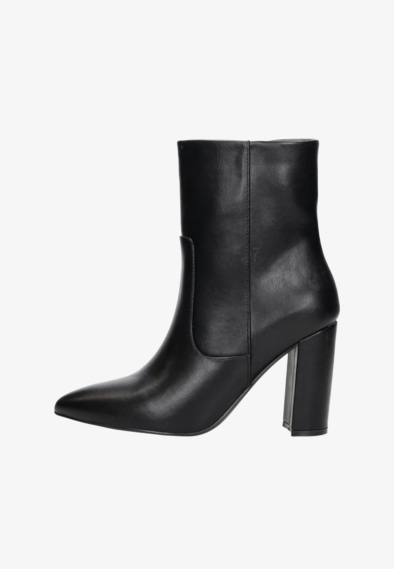 Zwarte leren enkelboot met een spitse neus, hoge blokhak en zij-uitsnijding. Glad textuur met een strakke, minimalistische uitstraling.