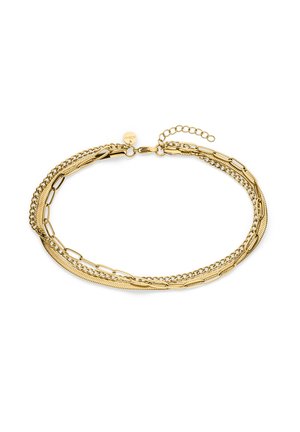 Goldfarbenes, mehrschichtiges Kettenarmband mit gemischten Gliederarten und einem kleinen runden Anhänger nahe dem Verschluss vor weißem Hintergrund.