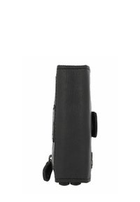 Portafoglio in pelle nera dalla forma rettangolare, caratterizzato da una superficie testurizzata, cuciture visibili e una chiusura a bottone a scatto sul lato.