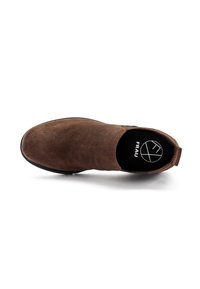 Zapato slip-on de ante marrón con punta redondeada, suela de goma negra y un logo en la plantilla. Textura suave y diseño minimalista.